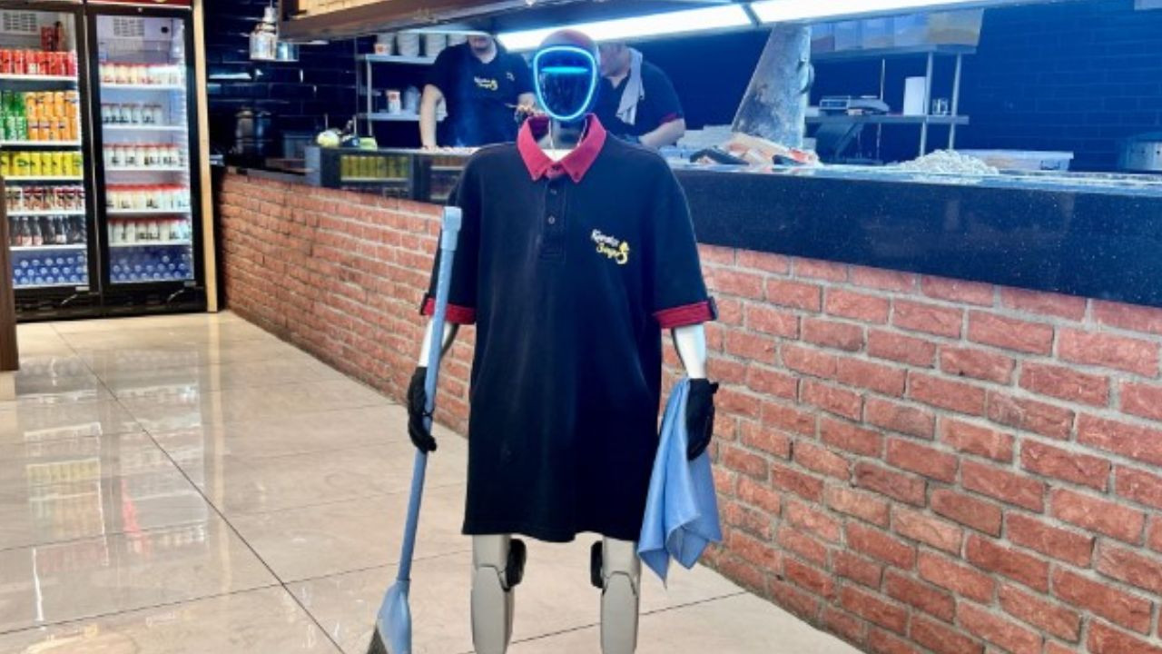 Robot garson Fiko’nun maaşı herkesi şaşırttı: Haftada 1 gün izin yapıyor