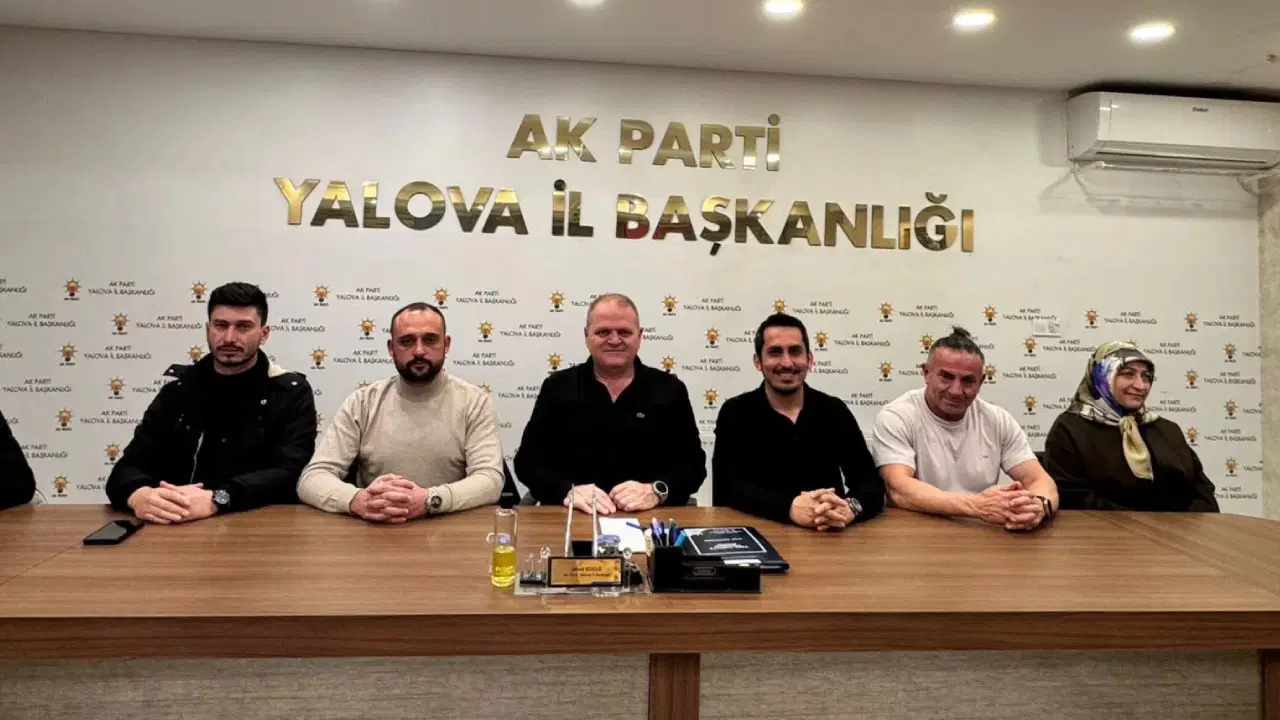 AKP’li başkan toplantıya şortla katıldı: Fotoğraflar apar topar silindi